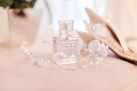 As melhores ideias e inspirações criativas de fotos de casamento registradas por fotógrafos profissionais de eventos da empresa Criativus Foto e Vídeo no Making of da noiva no Jéssica Mantovani Beauty Studio'