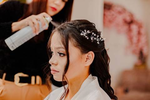As melhores ideias e inspirações criativas de fotos de casamento registradas por fotógrafos profissionais de eventos da empresa Criativus Foto e Vídeo no Making of da noiva no Jéssica Mantovani Beauty Studio'