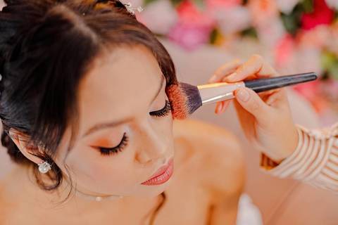 As melhores ideias e inspirações criativas de fotos de casamento registradas por fotógrafos profissionais de eventos da empresa Criativus Foto e Vídeo no Making of da noiva no Jéssica Mantovani Beauty Studio'