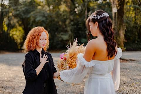 As melhores ideias e inspirações criativas de fotos de casamento registradas por fotógrafos profissionais de eventos da empresa Criativus Foto e Vídeo noiva com Assessora Criativus Assessoria'