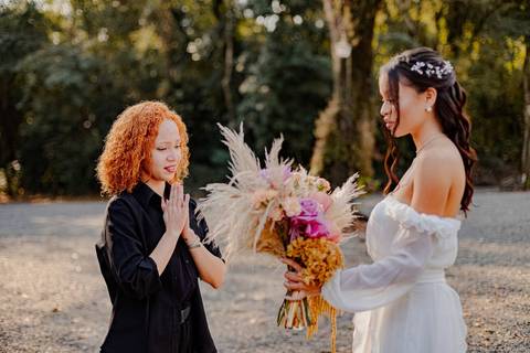As melhores ideias e inspirações criativas de fotos de casamento registradas por fotógrafos profissionais de eventos da empresa Criativus Foto e Vídeo noiva com Assessora Criativus Assessoria'