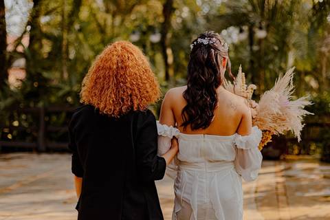 As melhores ideias e inspirações criativas de fotos de casamento registradas por fotógrafos profissionais de eventos da empresa Criativus Foto e Vídeo noiva com Assessora Criativus Assessoria'
