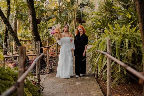 As melhores ideias e inspirações criativas de fotos de casamento registradas por fotógrafos profissionais de eventos da empresa Criativus Foto e Vídeo noiva com Assessora Criativus Assessoria'