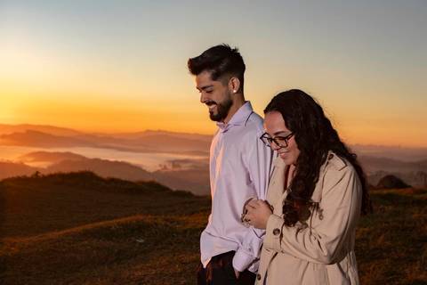 As melhores ideias e inspirações criativas de fotos de ensaio pré casamento registradas por fotógrafos profissionais de eventos da empresa Criativus Foto e Vídeo no  nascer do sol no Morro do Capuava'