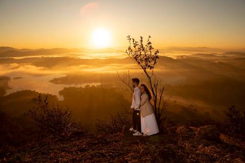 As melhores ideias e inspirações criativas de fotos de ensaio pré casamento registradas por fotógrafos profissionais de eventos da empresa Criativus Foto e Vídeo no  nascer do sol no Morro do Capuava'