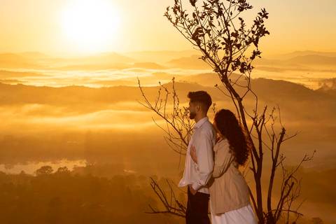 As melhores ideias e inspirações criativas de fotos de ensaio pré casamento registradas por fotógrafos profissionais de eventos da empresa Criativus Foto e Vídeo no  nascer do sol no Morro do Capuava'