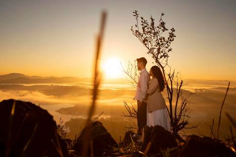 As melhores ideias e inspirações criativas de fotos de ensaio pré casamento registradas por fotógrafos profissionais de eventos da empresa Criativus Foto e Vídeo no  nascer do sol no Morro do Capuava'