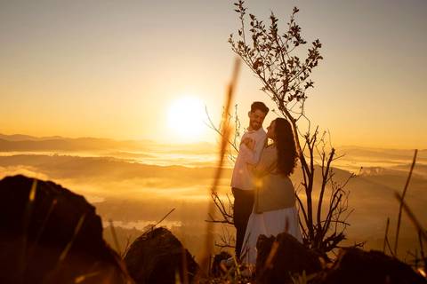 As melhores ideias e inspirações criativas de fotos de ensaio pré casamento registradas por fotógrafos profissionais de eventos da empresa Criativus Foto e Vídeo no  nascer do sol no Morro do Capuava'