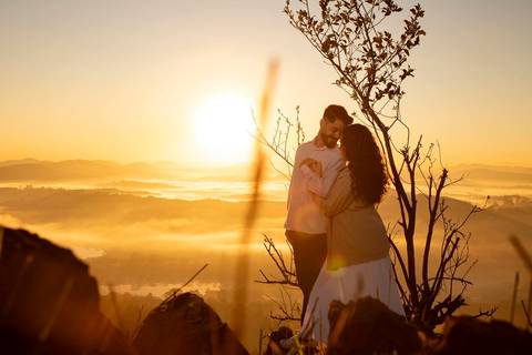 As melhores ideias e inspirações criativas de fotos de ensaio pré casamento registradas por fotógrafos profissionais de eventos da empresa Criativus Foto e Vídeo no  nascer do sol no Morro do Capuava'