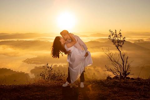 As melhores ideias e inspirações criativas de fotos de ensaio pré casamento registradas por fotógrafos profissionais de eventos da empresa Criativus Foto e Vídeo no  nascer do sol no Morro do Capuava'