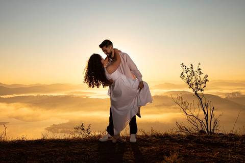As melhores ideias e inspirações criativas de fotos de ensaio pré casamento registradas por fotógrafos profissionais de eventos da empresa Criativus Foto e Vídeo no  nascer do sol no Morro do Capuava'