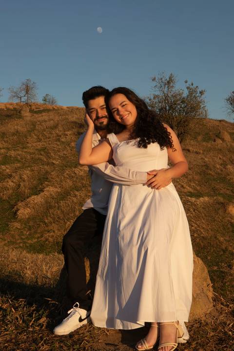 As melhores ideias e inspirações criativas de fotos de ensaio pré casamento registradas por fotógrafos profissionais de eventos da empresa Criativus Foto e Vídeo no  nascer do sol no Morro do Capuava'