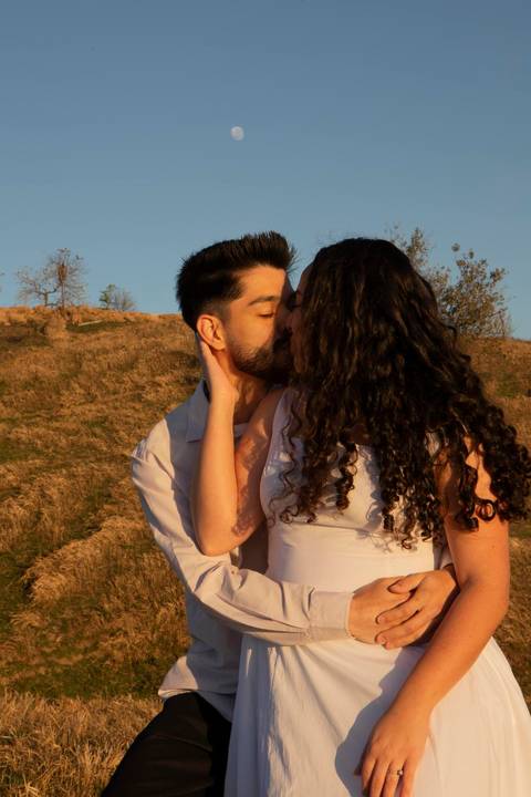 As melhores ideias e inspirações criativas de fotos de ensaio pré casamento registradas por fotógrafos profissionais de eventos da empresa Criativus Foto e Vídeo no  nascer do sol no Morro do Capuava'