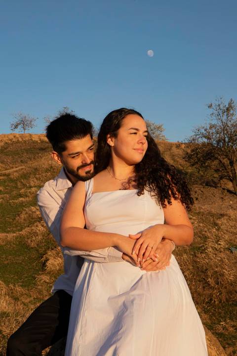 As melhores ideias e inspirações criativas de fotos de ensaio pré casamento registradas por fotógrafos profissionais de eventos da empresa Criativus Foto e Vídeo no  nascer do sol no Morro do Capuava'