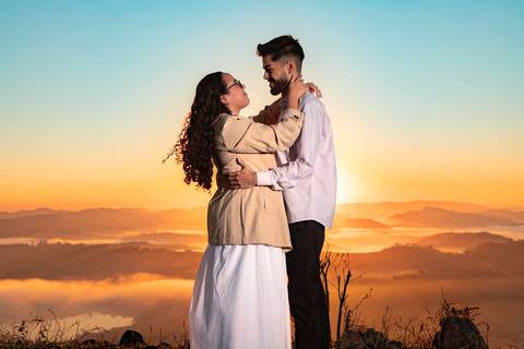 As melhores ideias e inspirações criativas de fotos de ensaio pré casamento registradas por fotógrafos profissionais de eventos da empresa Criativus Foto e Vídeo no  nascer do sol no Morro do Capuava'