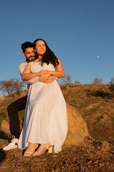 As melhores ideias e inspirações criativas de fotos de ensaio pré casamento registradas por fotógrafos profissionais de eventos da empresa Criativus Foto e Vídeo no  nascer do sol no Morro do Capuava'