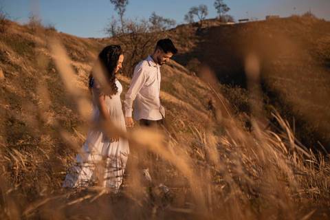 As melhores ideias e inspirações criativas de fotos de ensaio pré casamento registradas por fotógrafos profissionais de eventos da empresa Criativus Foto e Vídeo no  nascer do sol no Morro do Capuava'