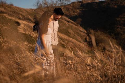 As melhores ideias e inspirações criativas de fotos de ensaio pré casamento registradas por fotógrafos profissionais de eventos da empresa Criativus Foto e Vídeo no  nascer do sol no Morro do Capuava'