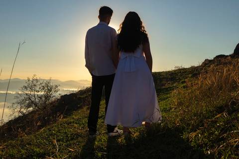 As melhores ideias e inspirações criativas de fotos de ensaio pré casamento registradas por fotógrafos profissionais de eventos da empresa Criativus Foto e Vídeo no  nascer do sol no Morro do Capuava'