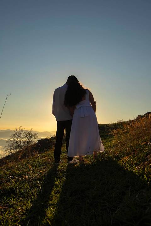 As melhores ideias e inspirações criativas de fotos de ensaio pré casamento registradas por fotógrafos profissionais de eventos da empresa Criativus Foto e Vídeo no  nascer do sol no Morro do Capuava'