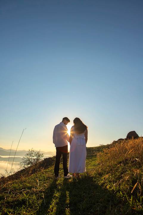 As melhores ideias e inspirações criativas de fotos de ensaio pré casamento registradas por fotógrafos profissionais de eventos da empresa Criativus Foto e Vídeo no  nascer do sol no Morro do Capuava'