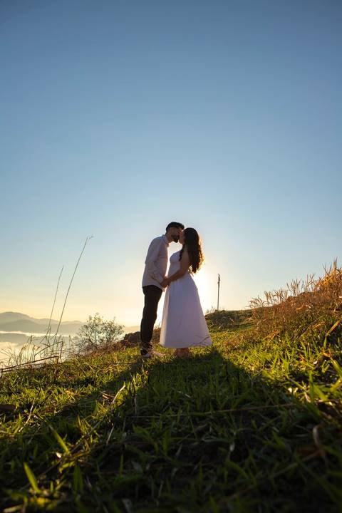 As melhores ideias e inspirações criativas de fotos de ensaio pré casamento registradas por fotógrafos profissionais de eventos da empresa Criativus Foto e Vídeo no  nascer do sol no Morro do Capuava'