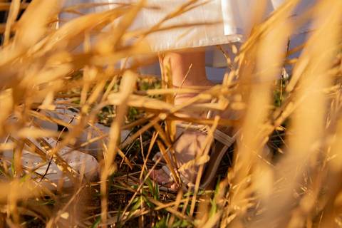 As melhores ideias e inspirações criativas de fotos de ensaio pré casamento registradas por fotógrafos profissionais de eventos da empresa Criativus Foto e Vídeo no  nascer do sol no Morro do Capuava'