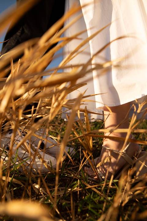As melhores ideias e inspirações criativas de fotos de ensaio pré casamento registradas por fotógrafos profissionais de eventos da empresa Criativus Foto e Vídeo no  nascer do sol no Morro do Capuava'