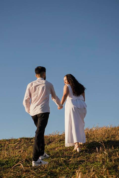 As melhores ideias e inspirações criativas de fotos de ensaio pré casamento registradas por fotógrafos profissionais de eventos da empresa Criativus Foto e Vídeo no  nascer do sol no Morro do Capuava'