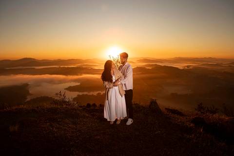 As melhores ideias e inspirações criativas de fotos de ensaio pré casamento registradas por fotógrafos profissionais de eventos da empresa Criativus Foto e Vídeo no  nascer do sol no Morro do Capuava'