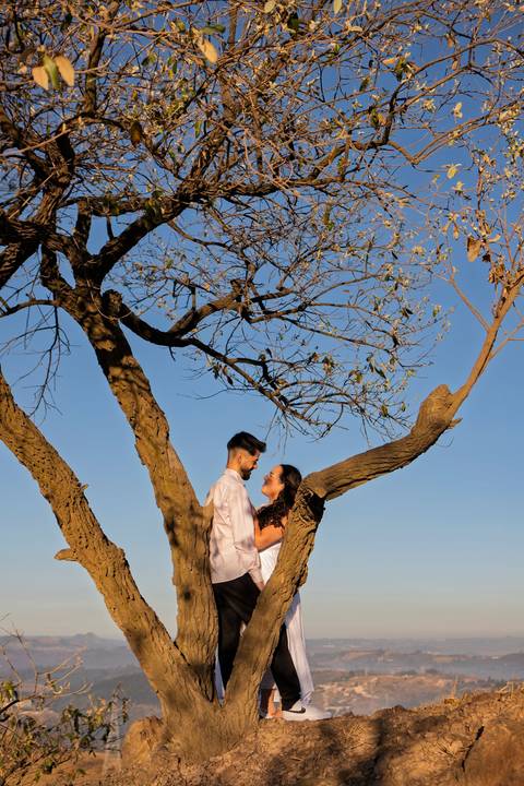 As melhores ideias e inspirações criativas de fotos de ensaio pré casamento registradas por fotógrafos profissionais de eventos da empresa Criativus Foto e Vídeo no  nascer do sol no Morro do Capuava'