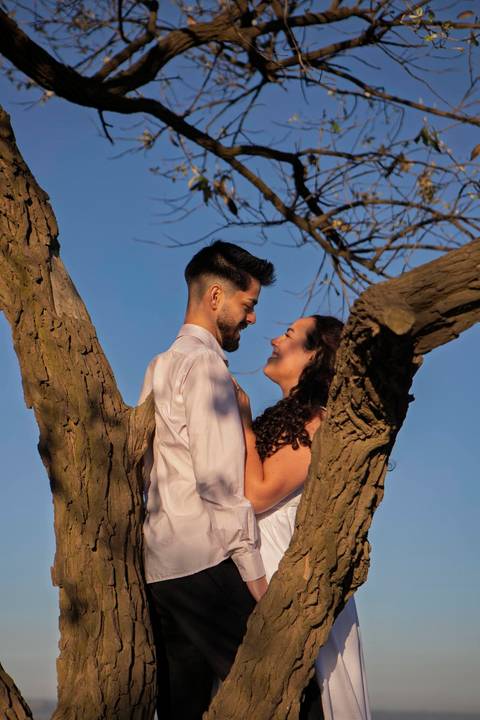 As melhores ideias e inspirações criativas de fotos de ensaio pré casamento registradas por fotógrafos profissionais de eventos da empresa Criativus Foto e Vídeo no  nascer do sol no Morro do Capuava'