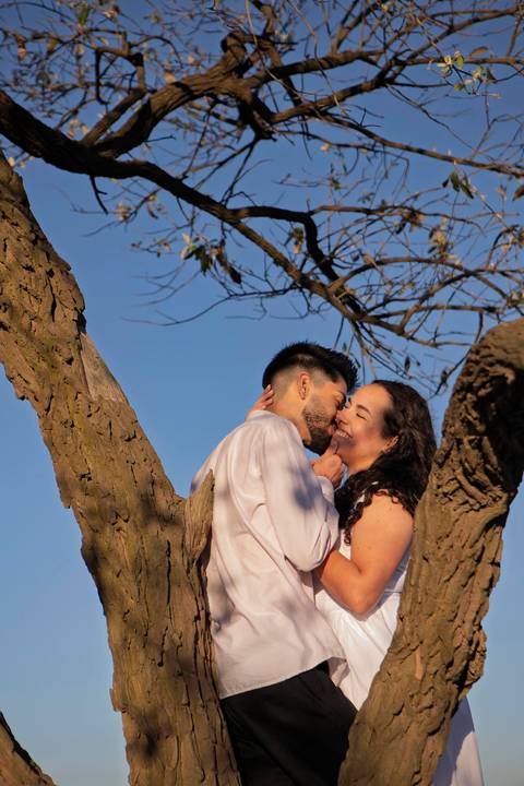 As melhores ideias e inspirações criativas de fotos de ensaio pré casamento registradas por fotógrafos profissionais de eventos da empresa Criativus Foto e Vídeo no  nascer do sol no Morro do Capuava'