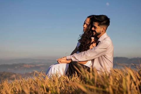 As melhores ideias e inspirações criativas de fotos de ensaio pré casamento registradas por fotógrafos profissionais de eventos da empresa Criativus Foto e Vídeo no  nascer do sol no Morro do Capuava'