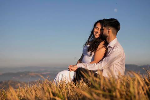 As melhores ideias e inspirações criativas de fotos de ensaio pré casamento registradas por fotógrafos profissionais de eventos da empresa Criativus Foto e Vídeo no  nascer do sol no Morro do Capuava'