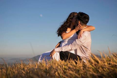 As melhores ideias e inspirações criativas de fotos de ensaio pré casamento registradas por fotógrafos profissionais de eventos da empresa Criativus Foto e Vídeo no  nascer do sol no Morro do Capuava'