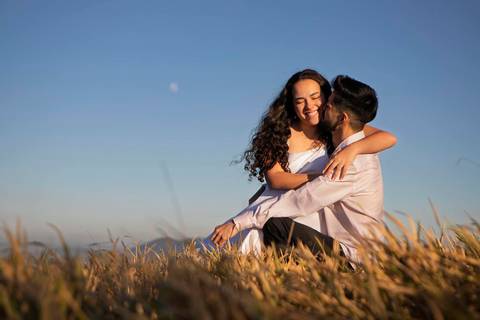 As melhores ideias e inspirações criativas de fotos de ensaio pré casamento registradas por fotógrafos profissionais de eventos da empresa Criativus Foto e Vídeo no  nascer do sol no Morro do Capuava'