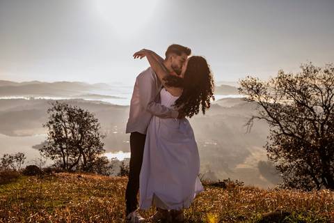 As melhores ideias e inspirações criativas de fotos de ensaio pré casamento registradas por fotógrafos profissionais de eventos da empresa Criativus Foto e Vídeo no  nascer do sol no Morro do Capuava'