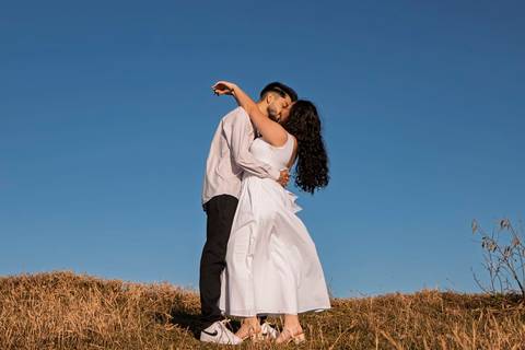As melhores ideias e inspirações criativas de fotos de ensaio pré casamento registradas por fotógrafos profissionais de eventos da empresa Criativus Foto e Vídeo no  nascer do sol no Morro do Capuava'