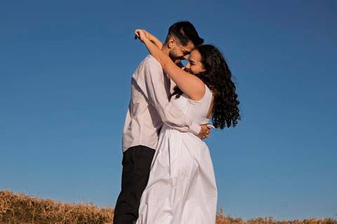 As melhores ideias e inspirações criativas de fotos de ensaio pré casamento registradas por fotógrafos profissionais de eventos da empresa Criativus Foto e Vídeo no  nascer do sol no Morro do Capuava'