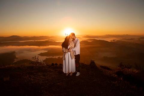 As melhores ideias e inspirações criativas de fotos de ensaio pré casamento registradas por fotógrafos profissionais de eventos da empresa Criativus Foto e Vídeo no  nascer do sol no Morro do Capuava'
