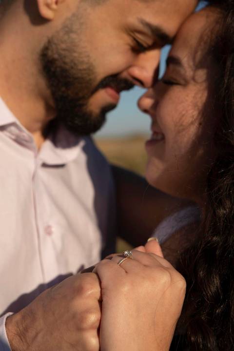 As melhores ideias e inspirações criativas de fotos de ensaio pré casamento registradas por fotógrafos profissionais de eventos da empresa Criativus Foto e Vídeo no  nascer do sol no Morro do Capuava'