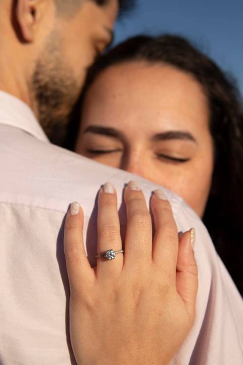 As melhores ideias e inspirações criativas de fotos de ensaio pré casamento registradas por fotógrafos profissionais de eventos da empresa Criativus Foto e Vídeo no  nascer do sol no Morro do Capuava'