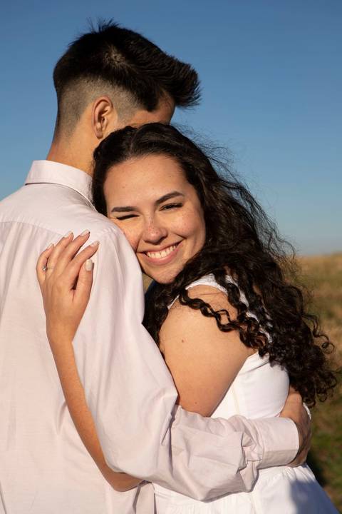 As melhores ideias e inspirações criativas de fotos de ensaio pré casamento registradas por fotógrafos profissionais de eventos da empresa Criativus Foto e Vídeo no  nascer do sol no Morro do Capuava'