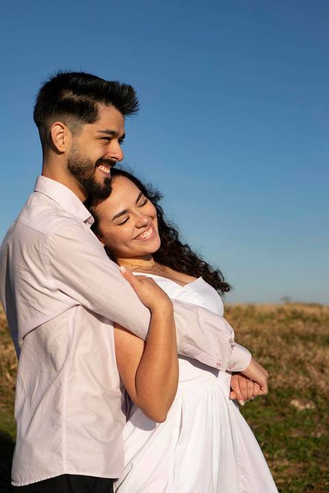 As melhores ideias e inspirações criativas de fotos de ensaio pré casamento registradas por fotógrafos profissionais de eventos da empresa Criativus Foto e Vídeo no  nascer do sol no Morro do Capuava'