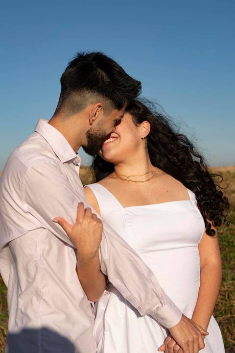 As melhores ideias e inspirações criativas de fotos de ensaio pré casamento registradas por fotógrafos profissionais de eventos da empresa Criativus Foto e Vídeo no  nascer do sol no Morro do Capuava'