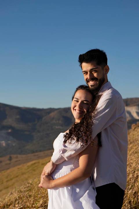 As melhores ideias e inspirações criativas de fotos de ensaio pré casamento registradas por fotógrafos profissionais de eventos da empresa Criativus Foto e Vídeo no  nascer do sol no Morro do Capuava'