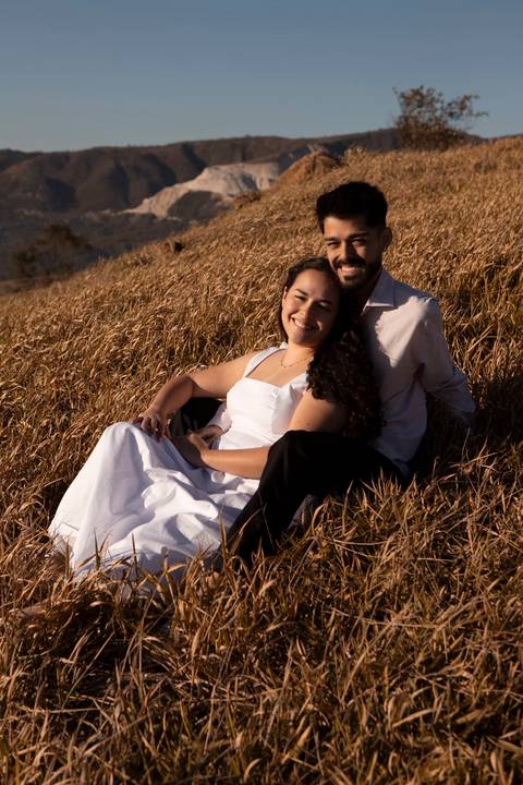 As melhores ideias e inspirações criativas de fotos de ensaio pré casamento registradas por fotógrafos profissionais de eventos da empresa Criativus Foto e Vídeo no  nascer do sol no Morro do Capuava'