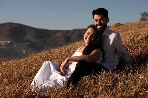 As melhores ideias e inspirações criativas de fotos de ensaio pré casamento registradas por fotógrafos profissionais de eventos da empresa Criativus Foto e Vídeo no  nascer do sol no Morro do Capuava'