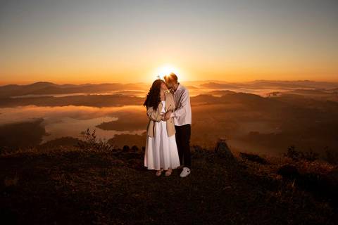 As melhores ideias e inspirações criativas de fotos de ensaio pré casamento registradas por fotógrafos profissionais de eventos da empresa Criativus Foto e Vídeo no  nascer do sol no Morro do Capuava'
